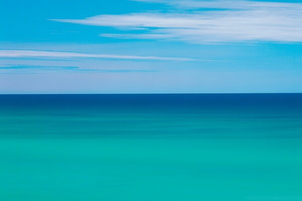 Türkisfarbenes Meer und blauer Himmel