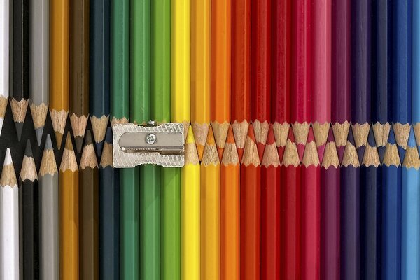 Crayons multicolores et taille-crayon