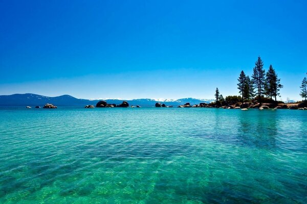 Mer bleue sur fond de hautes montagnes