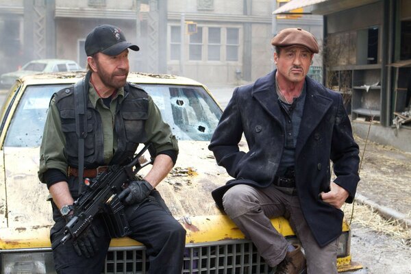 Chuck Norris et Sylvester Stallone dans le décor du film d action