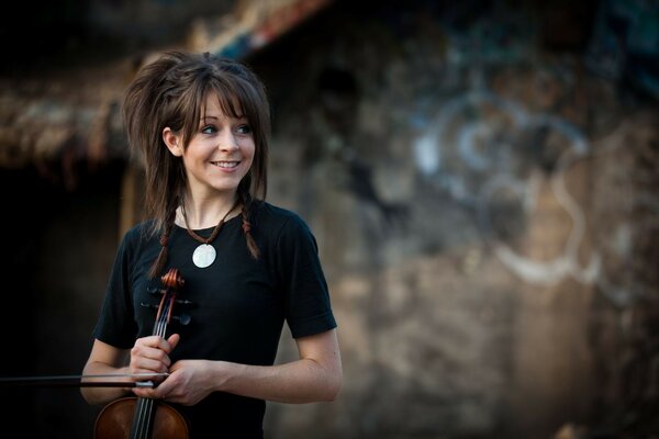 Femme musicienne seule dans la nature