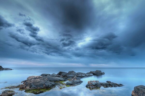 Suecia mar nubes noche piedras azul playa cielo