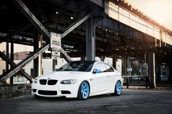 Coche blanco en edificios de fábrica