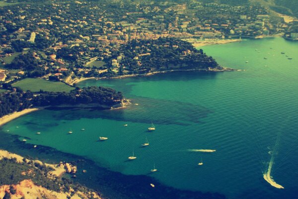 Vista de pájaro de la bahía del mar