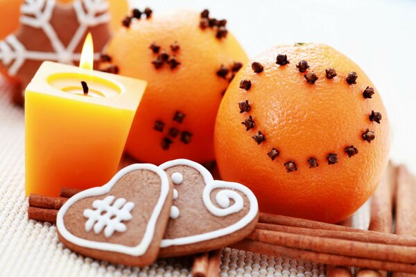 Symbole des Feiertags-Kerzen, Orangen, Lebkuchen