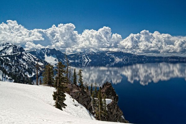 Lago de inverno nas montanhas nevadas