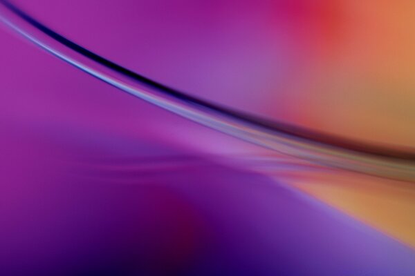 Transparente Röhre auf lila Hintergrund