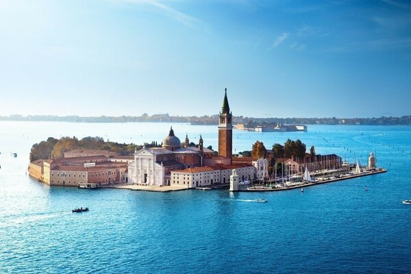 Architektur der Stadt auf dem Wasser Landschaft