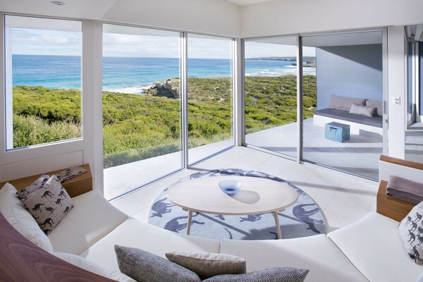 Hermoso interior en una habitación con grandes ventanales