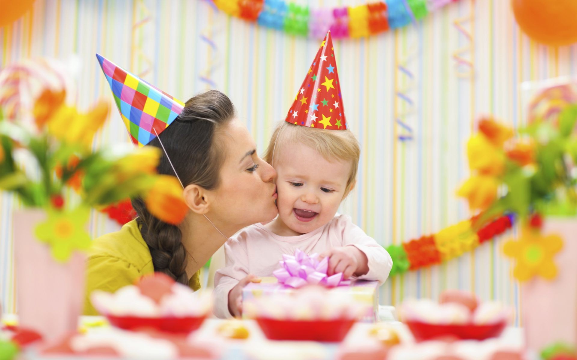 aniversário criança diversão fofa dentro de casa família felicidade férias pouco união menino prazer alegria