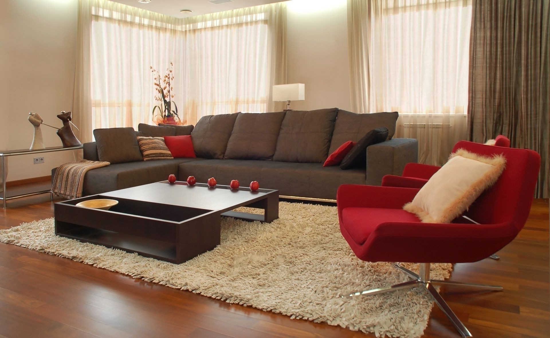 salas de estar móveis lugar quarto interior sofá design de interiores moderno cadeira lâmpada tapete luxo mesa família conforto travesseiro cortina piso mesa de café dentro travesseiro