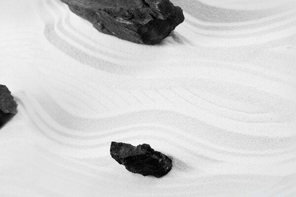 الحجارة سوداء على موجات الأسمنت الأبيض