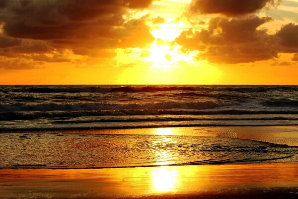 Sull acqua l ordine e l alba del sole