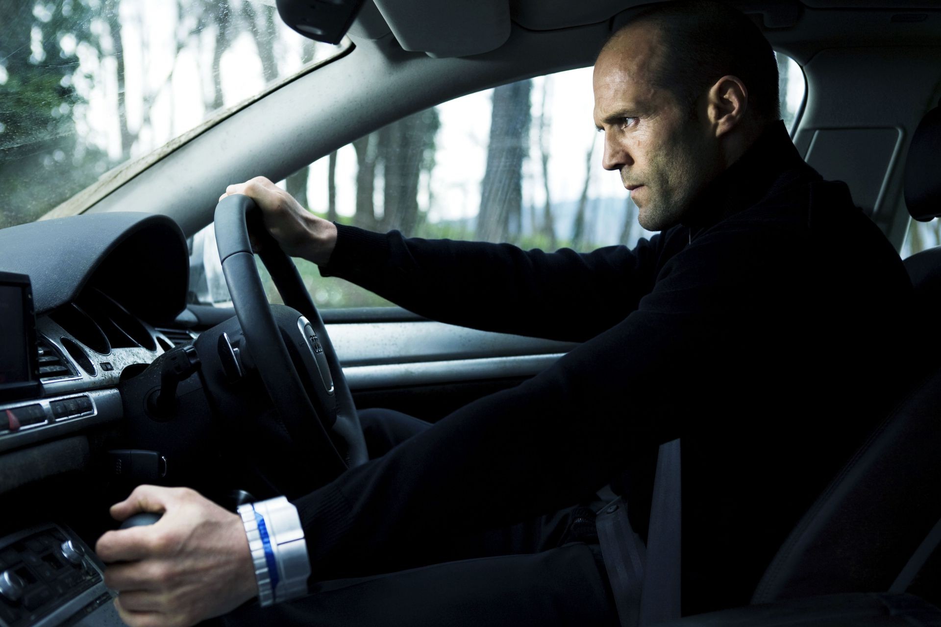 acteurs voiture véhicule système de transport conducteur volant homme à l intérieur tableau de bord fenêtre siège unique adulte voyage assis manuel lecteur avion danger portrait