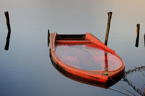 Barco vermelho afunda em Lago