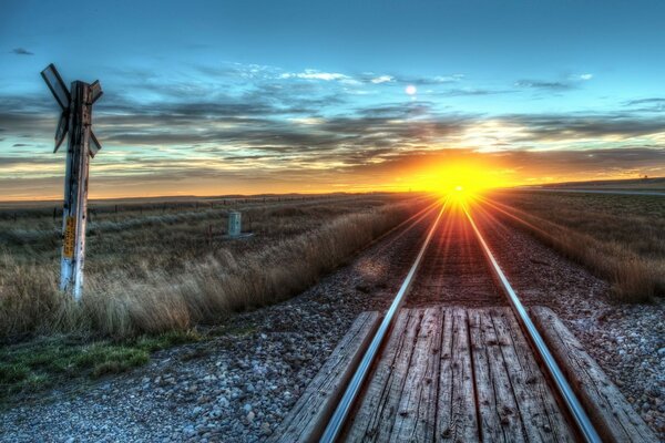 El ferrocarril que sale al atardecer