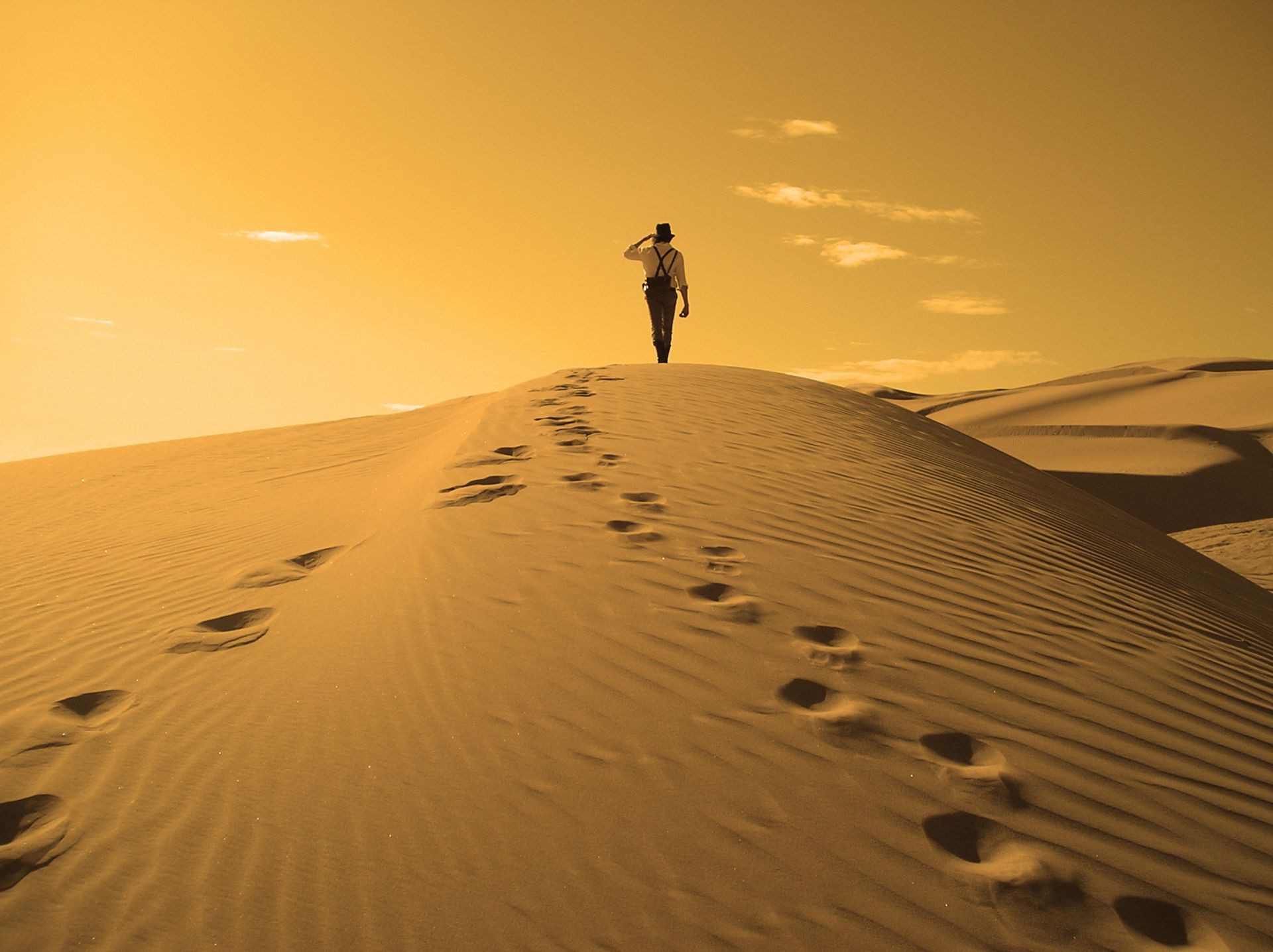 männer fußabdruck sand wüste düne strand abenteuer allein unfruchtbar reisen einsamkeit schatten trittbrett dämmerung sonnenuntergang landschaft sonne tageslicht heiß