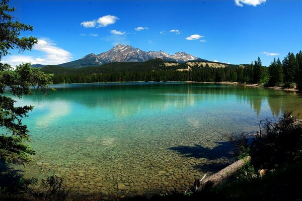 A lake with clear water and mountains