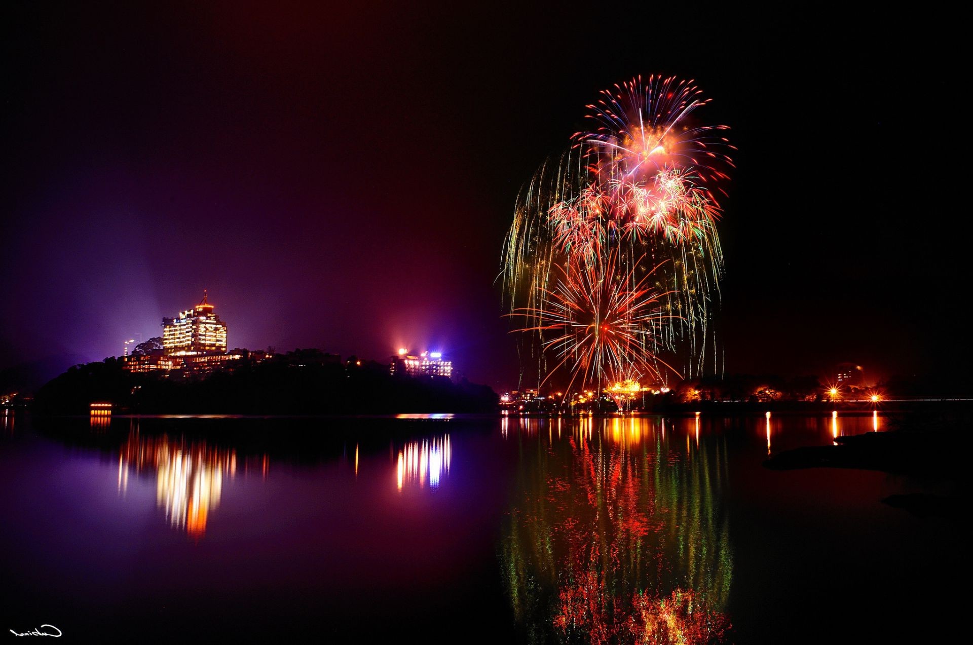 urlaub festival abend wasser licht reflexion feuerwerk dunkel stadt reisen