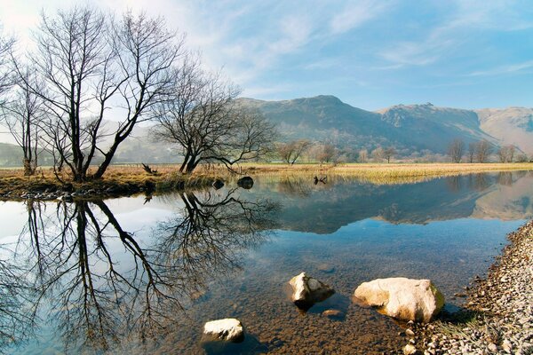 पानी से पहाड़ों और चट्टानों का लैंडस्केप