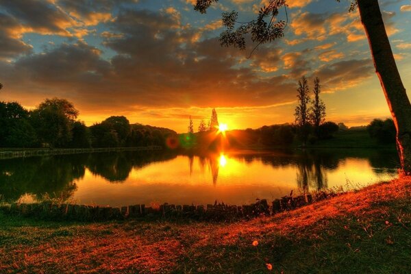 Puesta de sol de verano en el lago