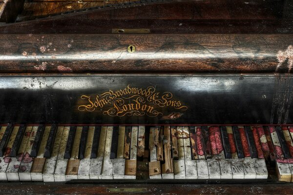 An old piano with broken keys