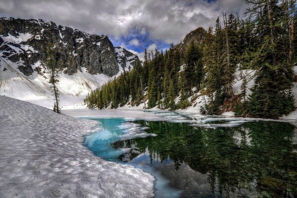 Winterlandschaft. fluss, Schnee, Nadelwald