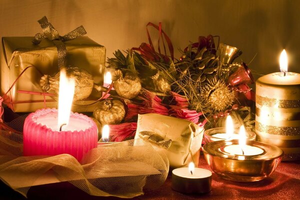 Accogliente angolo di Capodanno con candele