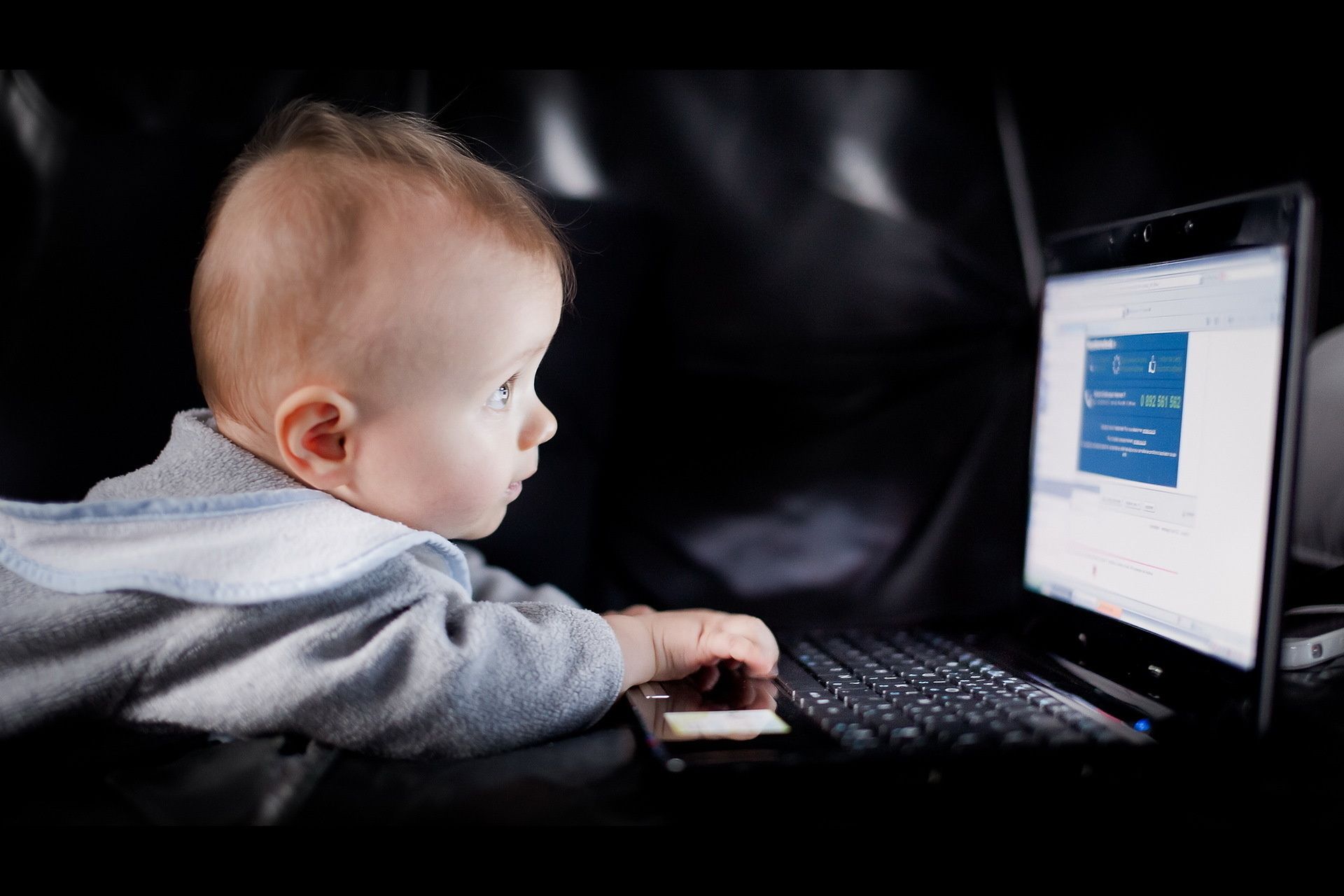 bébés enfant ordinateur un à l intérieur technologie internet enfant portrait