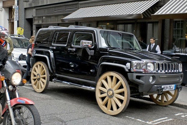 SUV sur les roues en bois comme un chariot