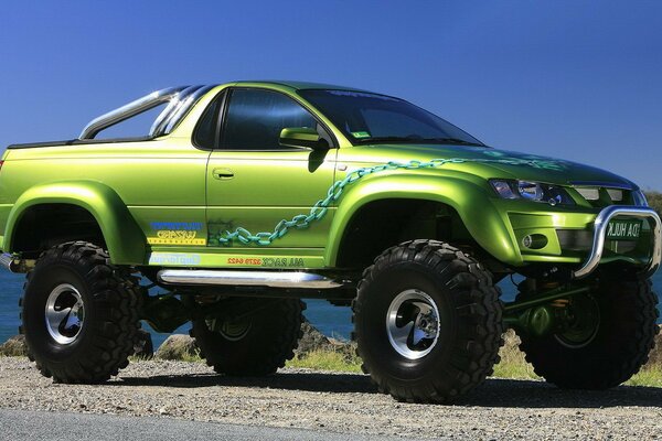 Tout terrain. Voiture verte. Voiture de course