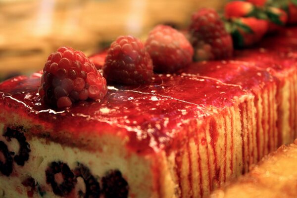 Doux morceau de gâteau sur la table