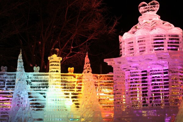 Incroyablement belle illumination des bâtiments la nuit