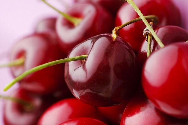 Cerezas vertidas sobre un fondo borroso