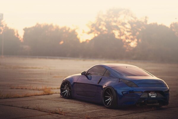 Coche deportivo sigiy al amanecer