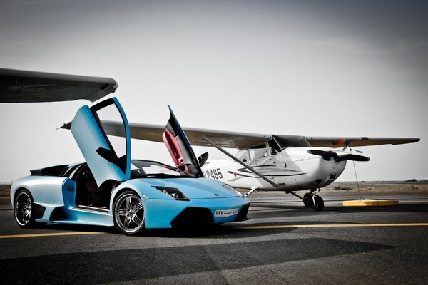 Carro esportivo e avião na pista