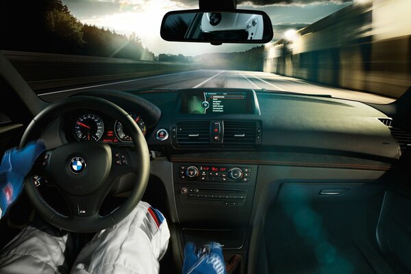 Intérieur de voiture confortable. beau tableau de bord