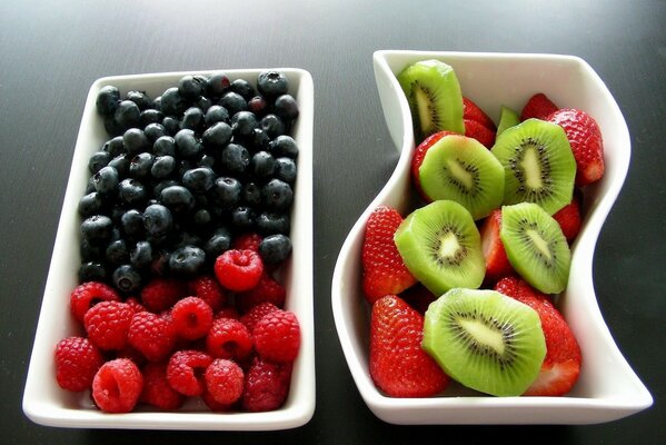 成熟多汁的水果放在盘子里