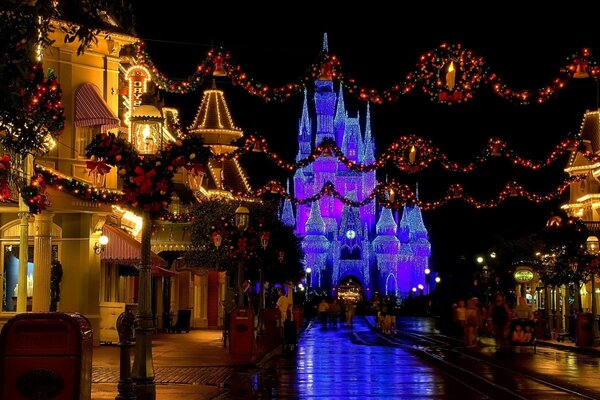 Luces de la ciudad nocturna en Navidad