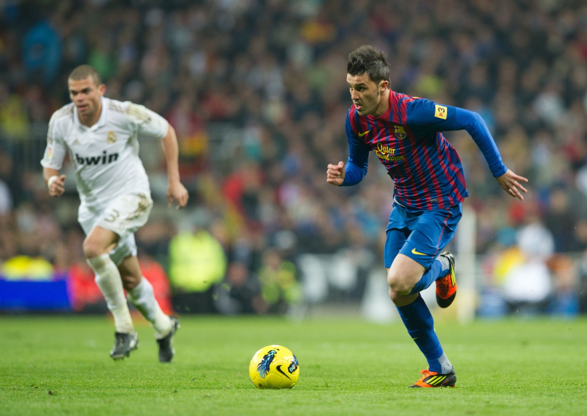 futebol futebol competição jogo bola homem estádio atleta jogador de futebol adulto ação pés roupa vestir jogos bola de futebol