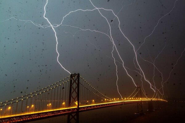 Pont de nuit sur fond de foudre