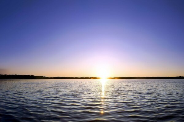 Schöner Sonnenuntergang im See