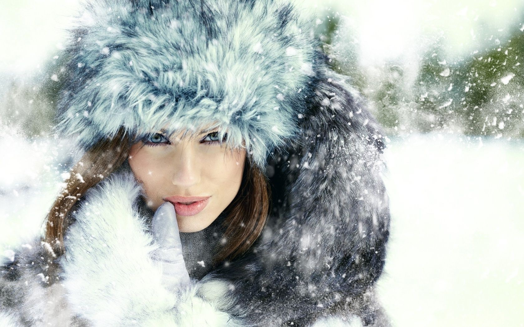 visage et sourire hiver froid portrait neige mode unique femme gel belle adulte cap fourrure