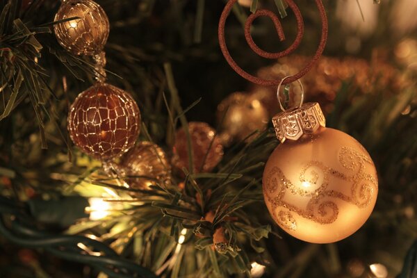 C est Noël. Boules de Noël. Décoration d arbre de Noël