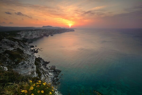 Alba estiva sul mare