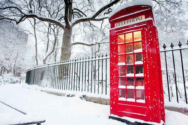 Cabine téléphonique de style anglais en hiver