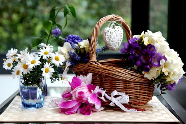 Dans le panier se trouve un bouquet de fleurs