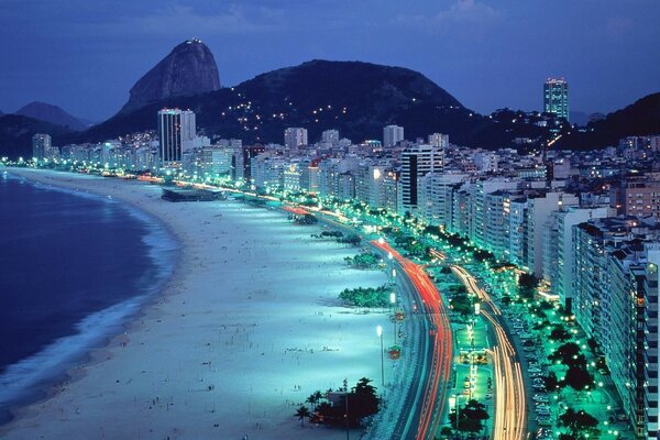 A encantadora cidade fica na costa do mar