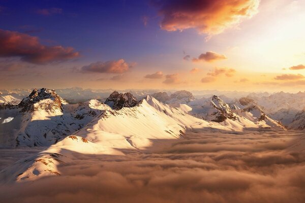 Schneebedeckte Berge und Sonnenuntergang