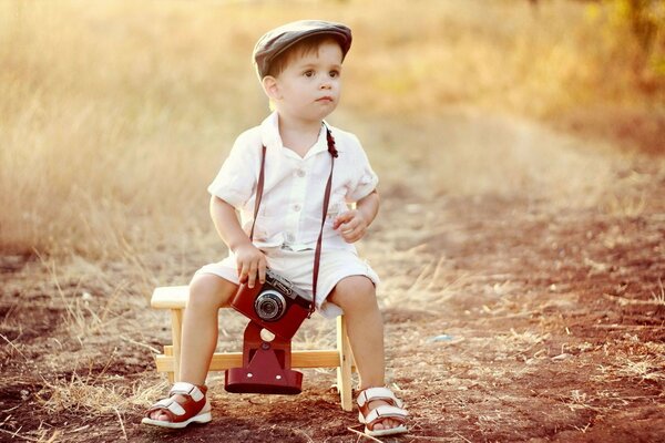 Fotoshooting des Kindes im Stil eines Fotografen